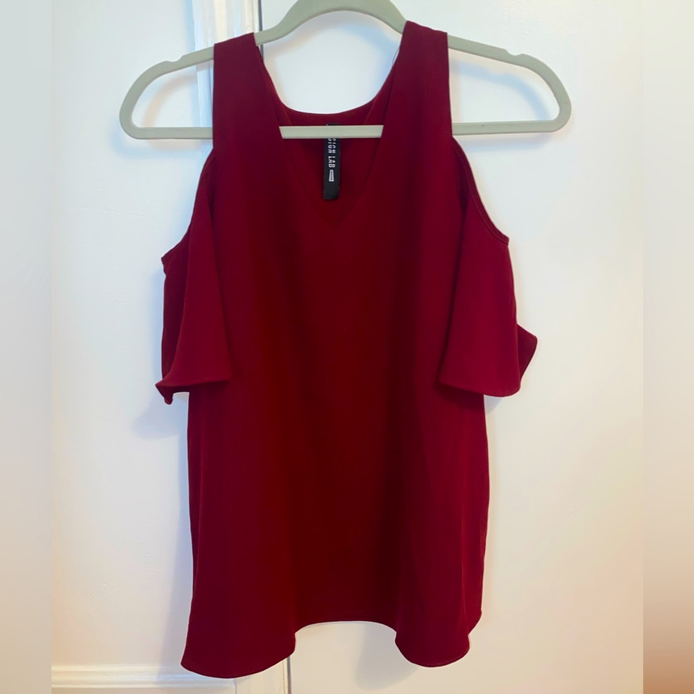 Women’s Small Design Lab Maroon Cold Shoulder Top